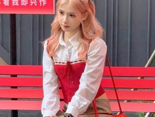 体验“www..51”传送门：从高跟鞋摔跤到沙滩上的意外，生活为何如此戏剧？
