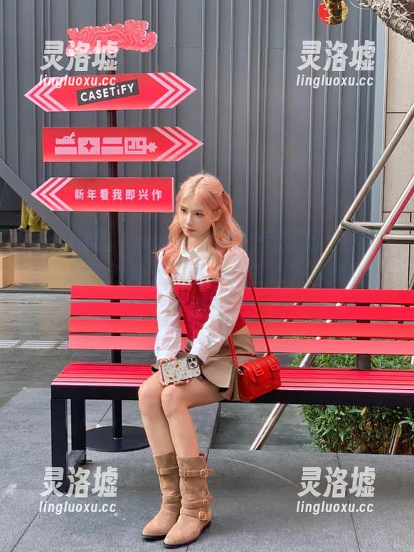 体验“www..51”传送门：从高跟鞋摔跤到沙滩上的意外，生活为何如此戏剧？