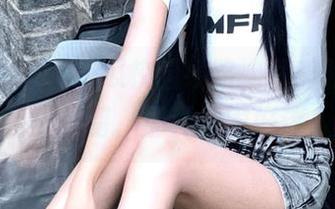 51吃瓜校园线路，耳畔的低语和目光交错，那种氛围好迷人