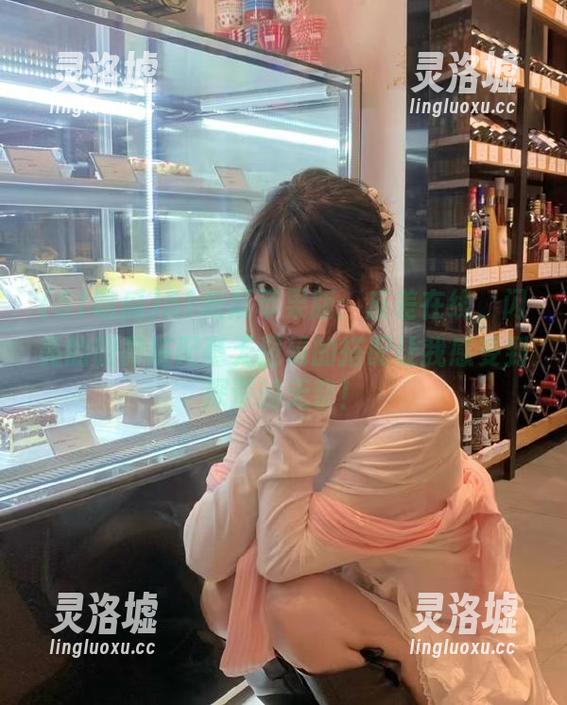 51吃瓜苹果版：反差在线，闪亮的眼影搭配毫无逻辑的搭配让我感受到深深的无奈！