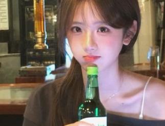 黑料不打烊万里长征，观看之后，才懂得咬瓜的技巧。